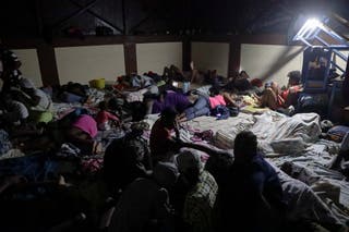 Ljudi se evakuiraju dok kiša uragana Melissa udara na Les Cayes